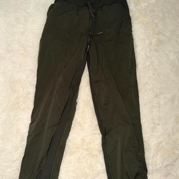 lululemon athletica Pants - Lululemon Women's Size 2 Green Dance Studio Mid-Rise Jogger Pants